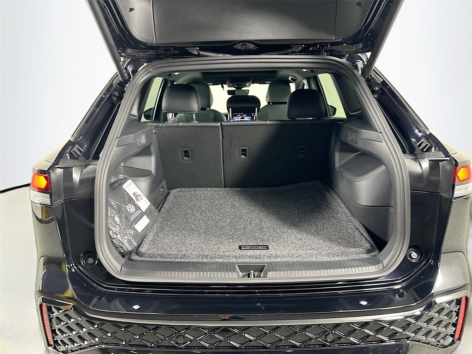 New 2026 Deep Black Pearl Volkswagen SE R-Line Black image 21