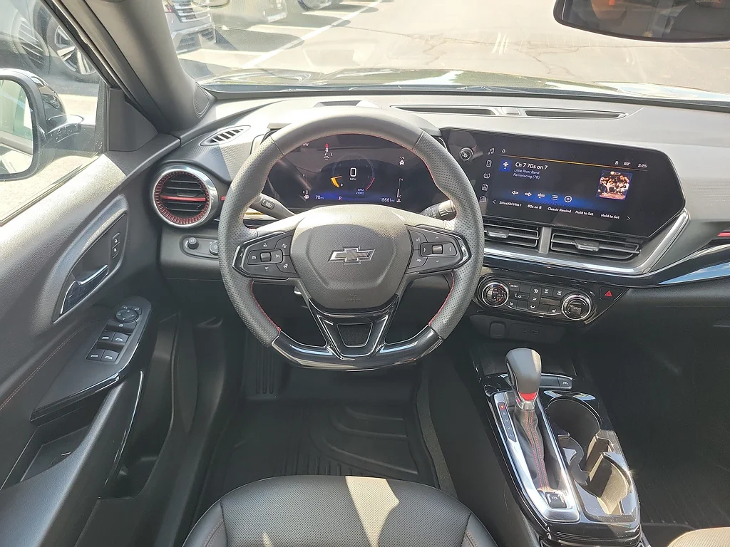 2025 Chevrolet Trax RS, photo 9 of 12
