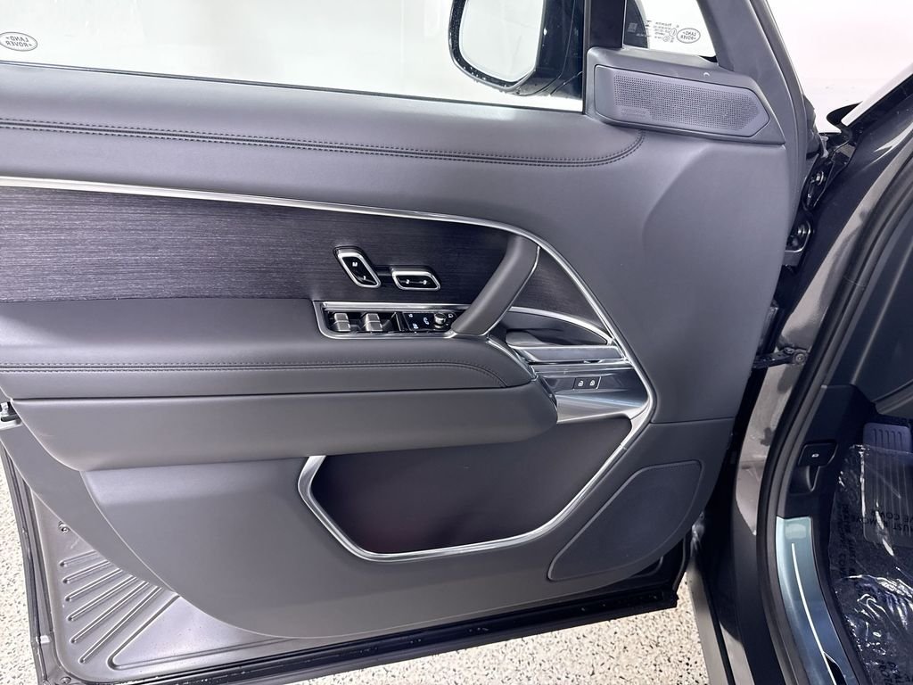 New 2026 CARP GRY PRM MT Land Rover SE LWB image 13