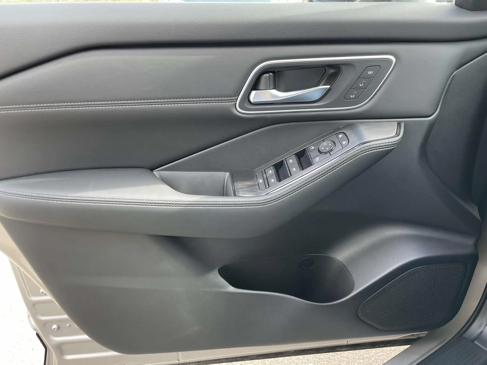 New 2026 Champagne Silver Metallic/Super Black Nissan Platinum image 30