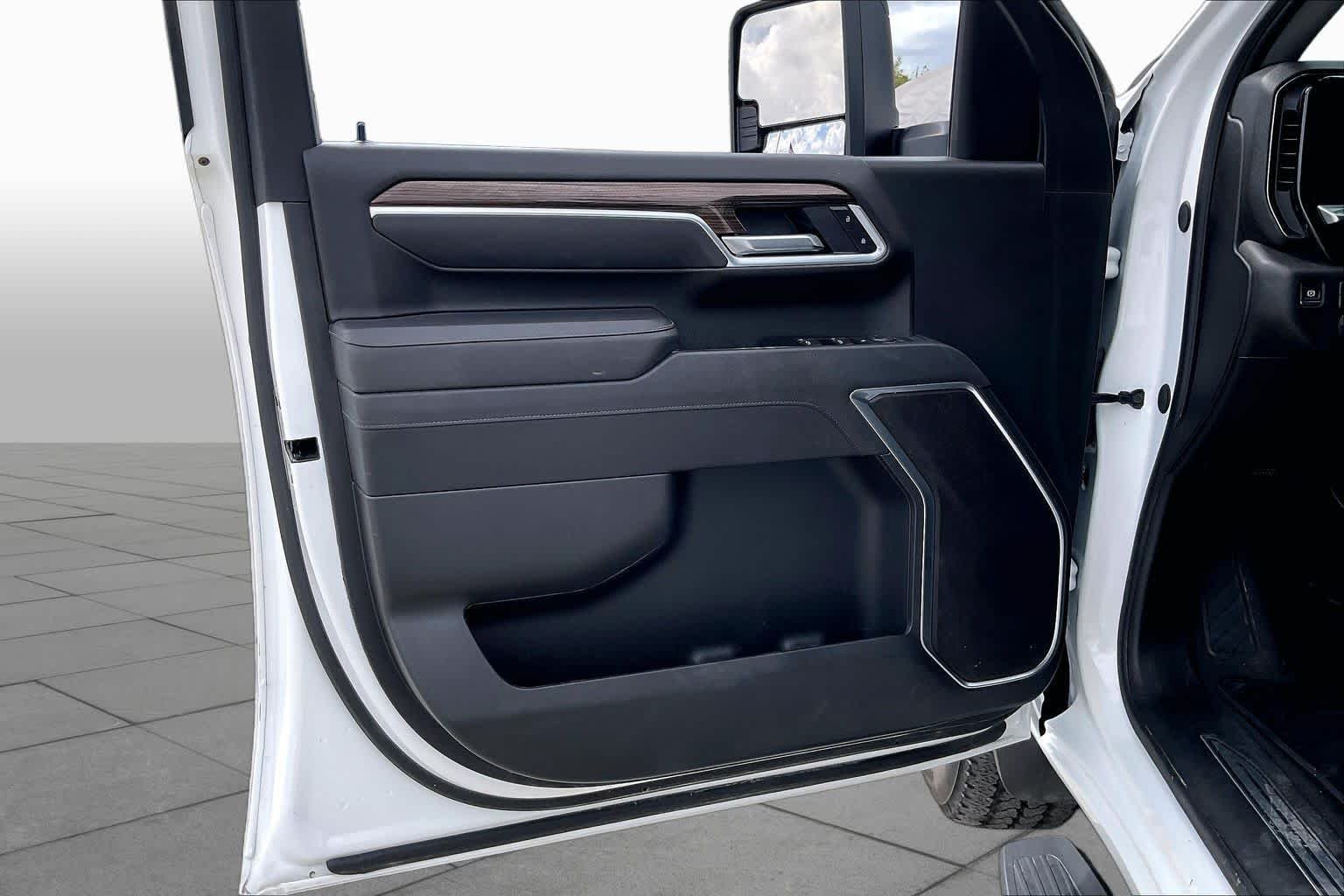 Used 2025 Summit White Chevrolet LT image 19