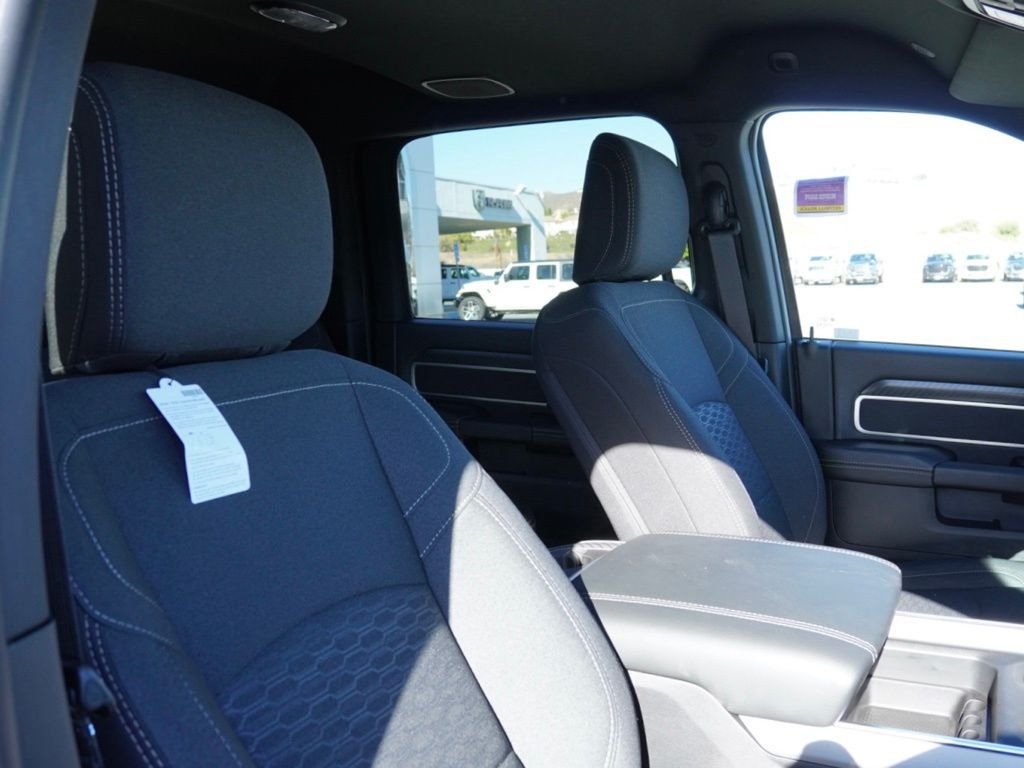 New 2026 Diamond Black Crystal Pearl-Coat Exterior Paint RAM Big Horn Night Edition image 23