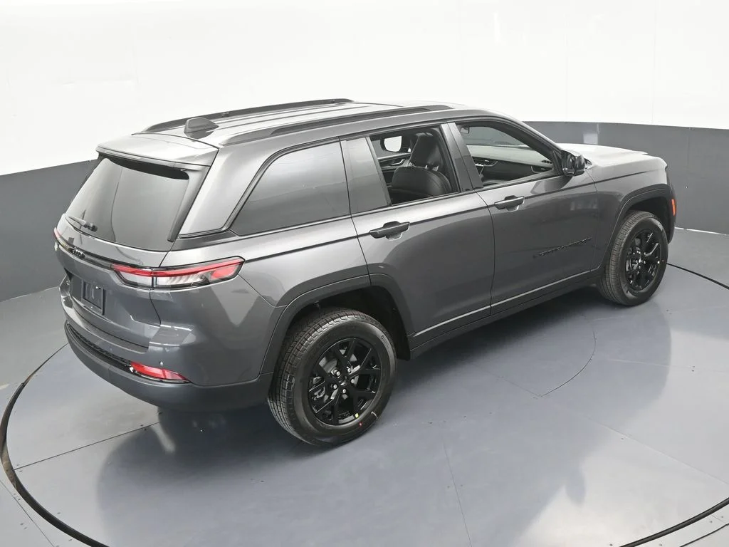 New 2025 Baltic Gray Metallic Clear-Coat Exterior Paint Jeep Altitude X image 43