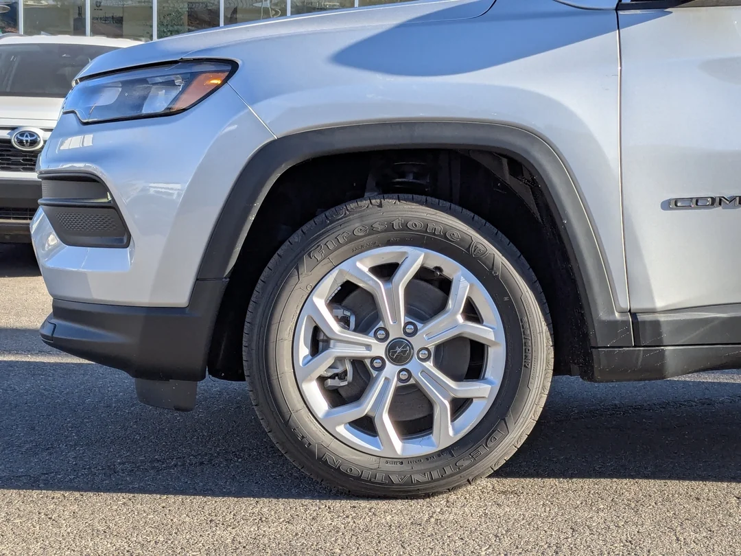 New 2026 Silver Jeep North - - 4x4 - Panoramic Sunroof - Alpine Audio - Adaptive Cruise - Power Liftgate & More! image 9