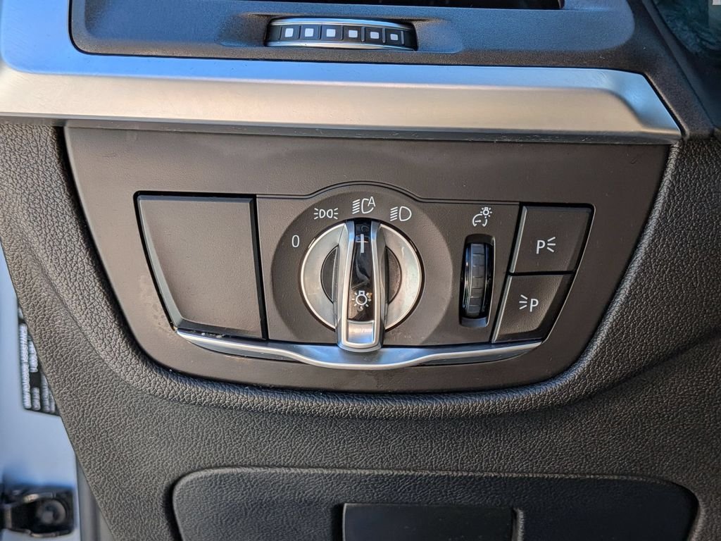 Used 2024 Gray BMW xDrive30i image 17