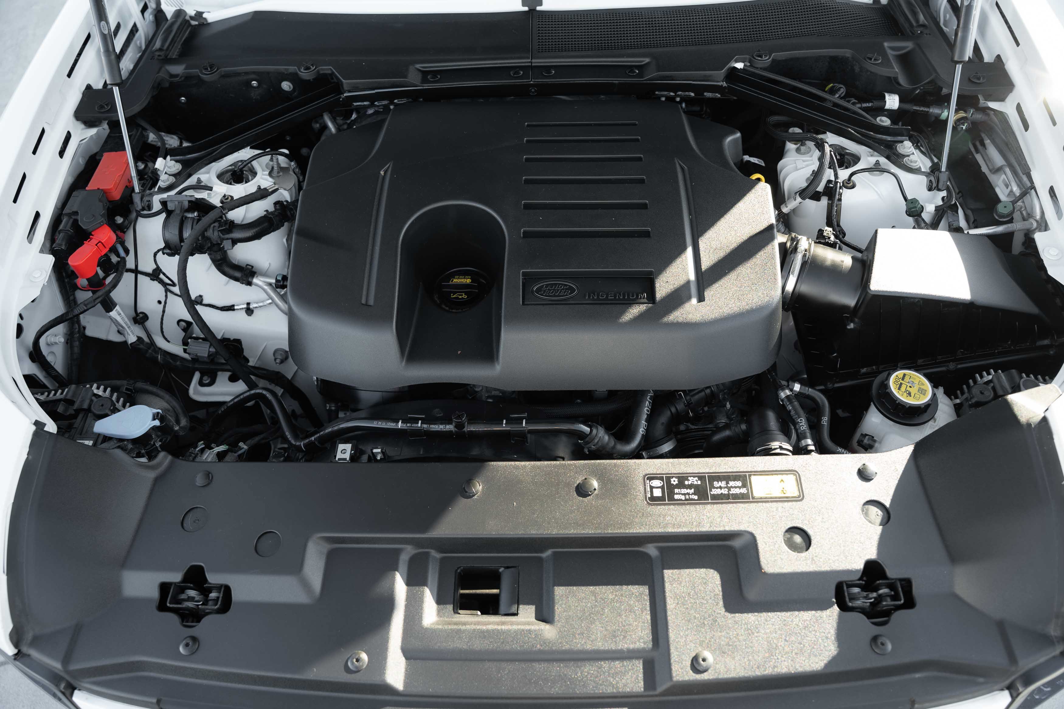 Used 2023 Fuji White Land Rover X-Dynamic SE image 32