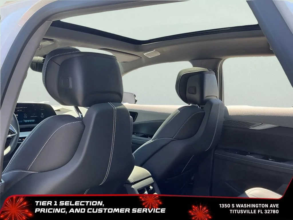 Used 2025 Crystal White Tricoat Cadillac Luxury 2 image 38