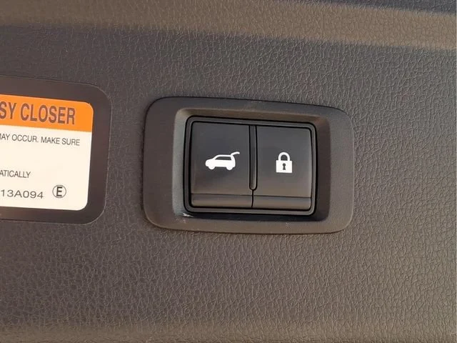Used 2024  Mitsubishi SE image 27