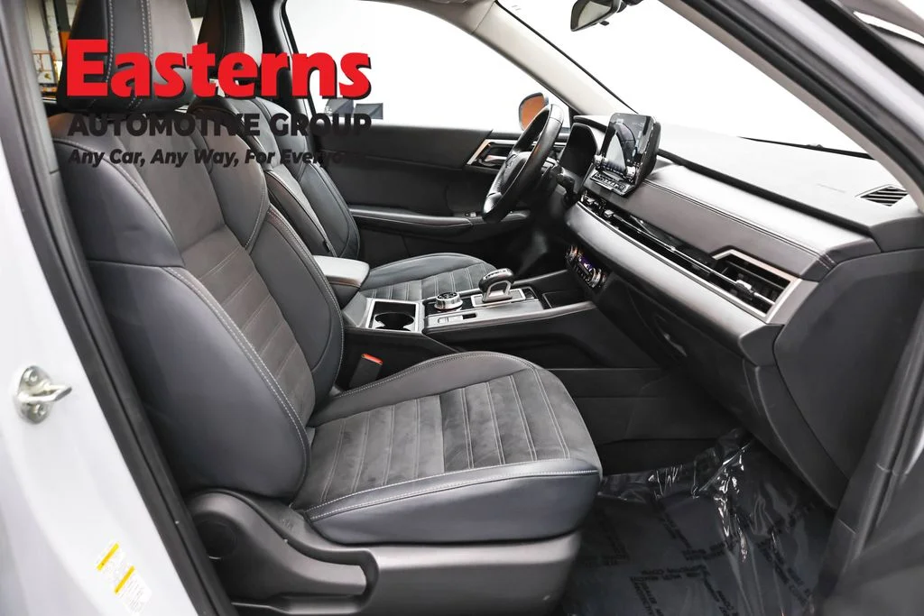 Used 2024 White Mitsubishi SE image 23