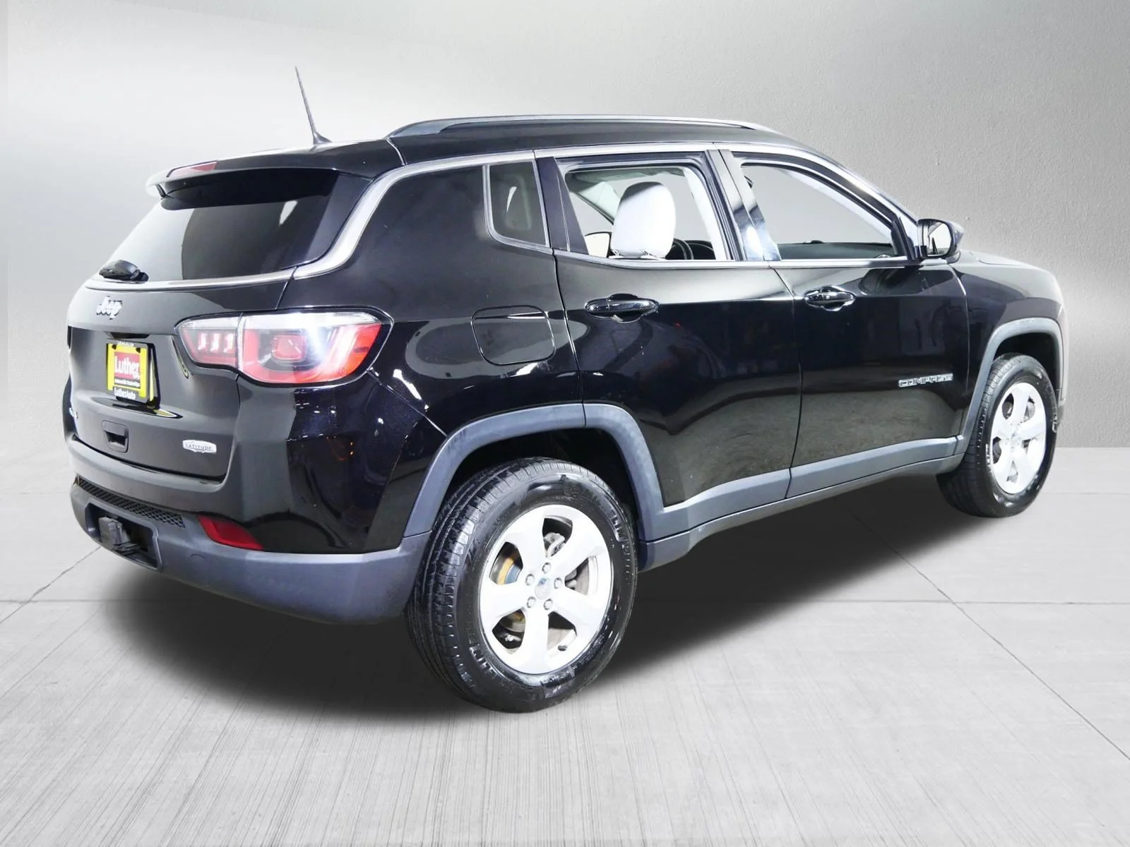 Used 2017 Diamond Black Crystal Pearlcoat Jeep Latitude image 7