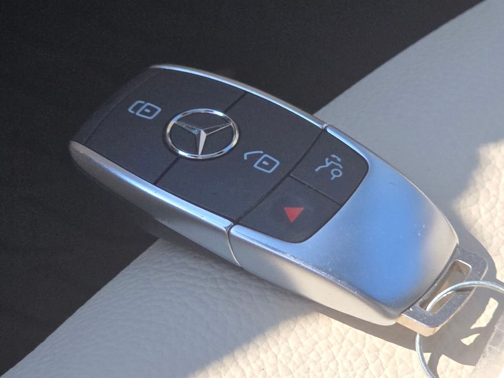 Certified Used 2025 Polar White Mercedes-Benz GLB 250 image 36
