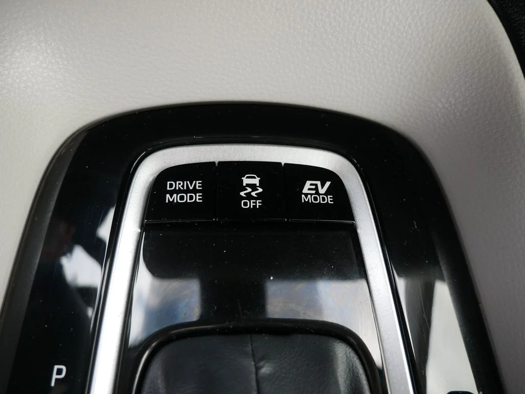 Certified Used 2025 Silver Toyota LE image 20