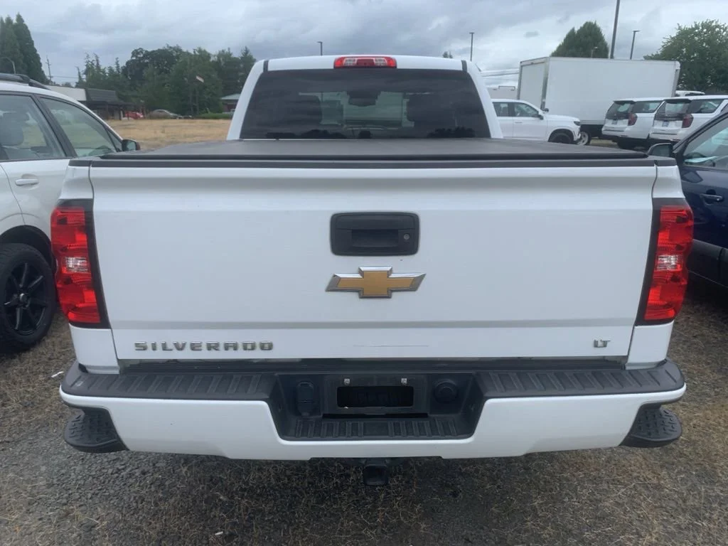 Used 2018 SUMMIT WHITE Chevrolet LT image 3