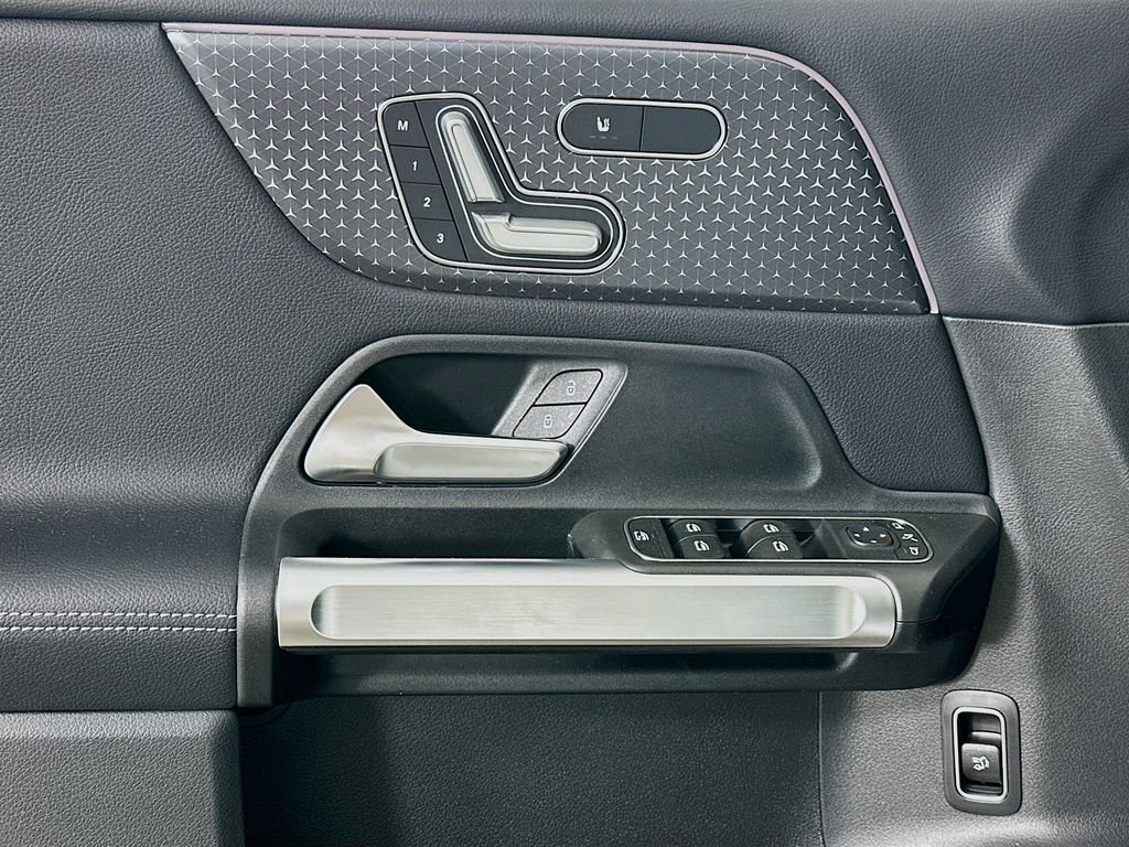 New 2026 Polar White Mercedes-Benz GLB 250 image 17