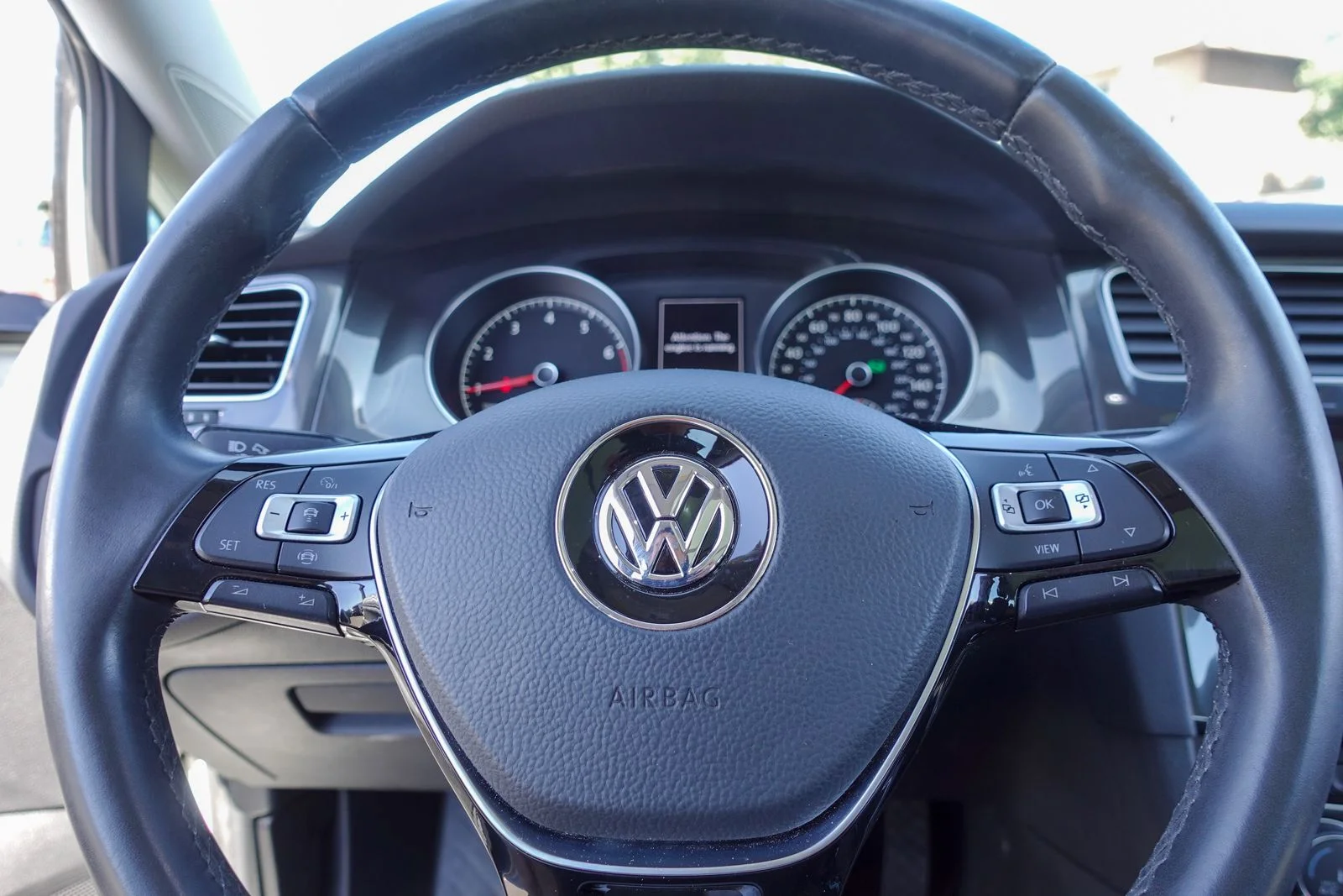 Used 2019 Pure White Volkswagen SE image 17