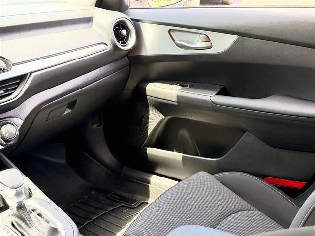 Used 2022 White Kia LXS image 11