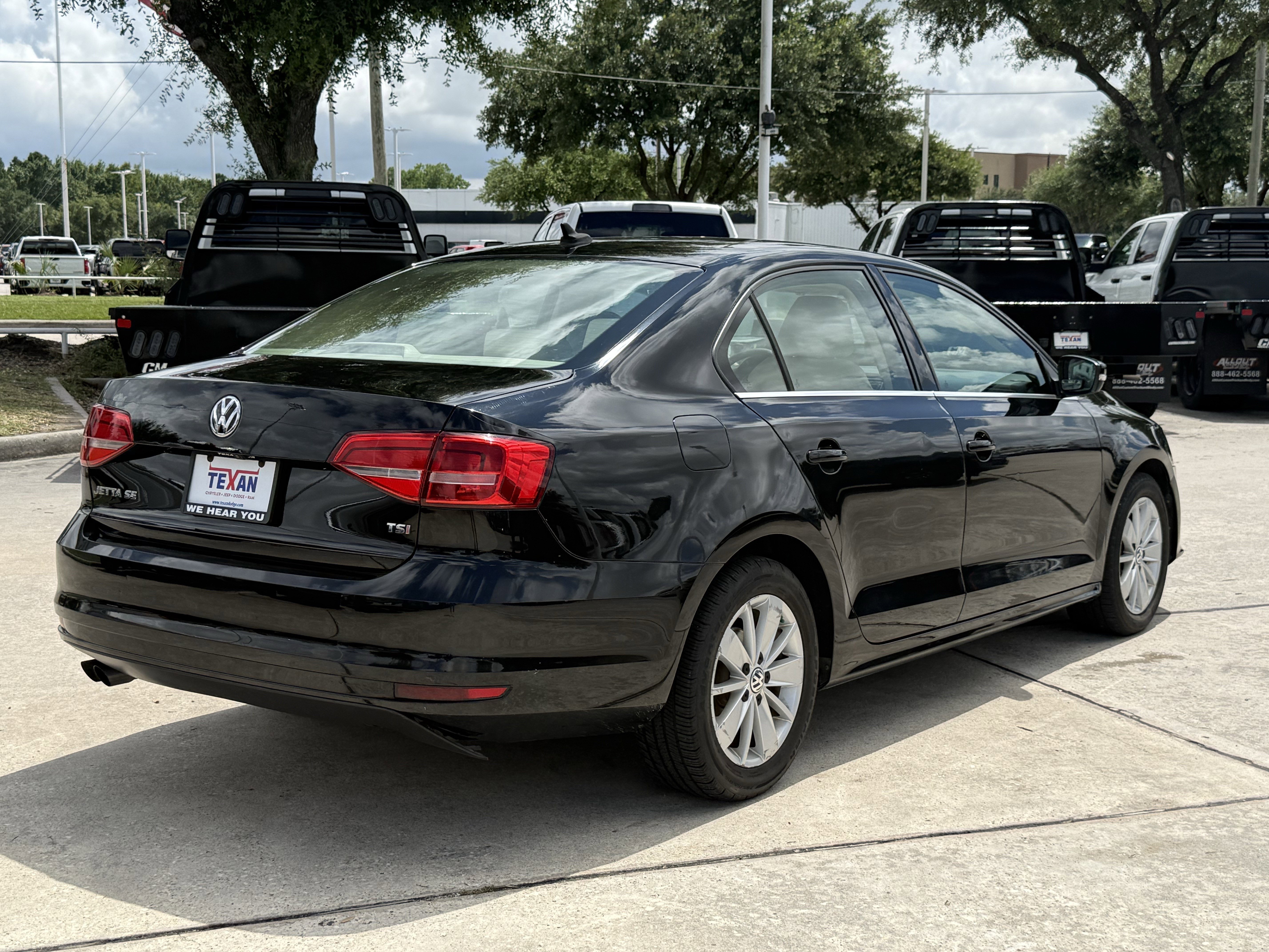 Used 2015  Volkswagen  image 4