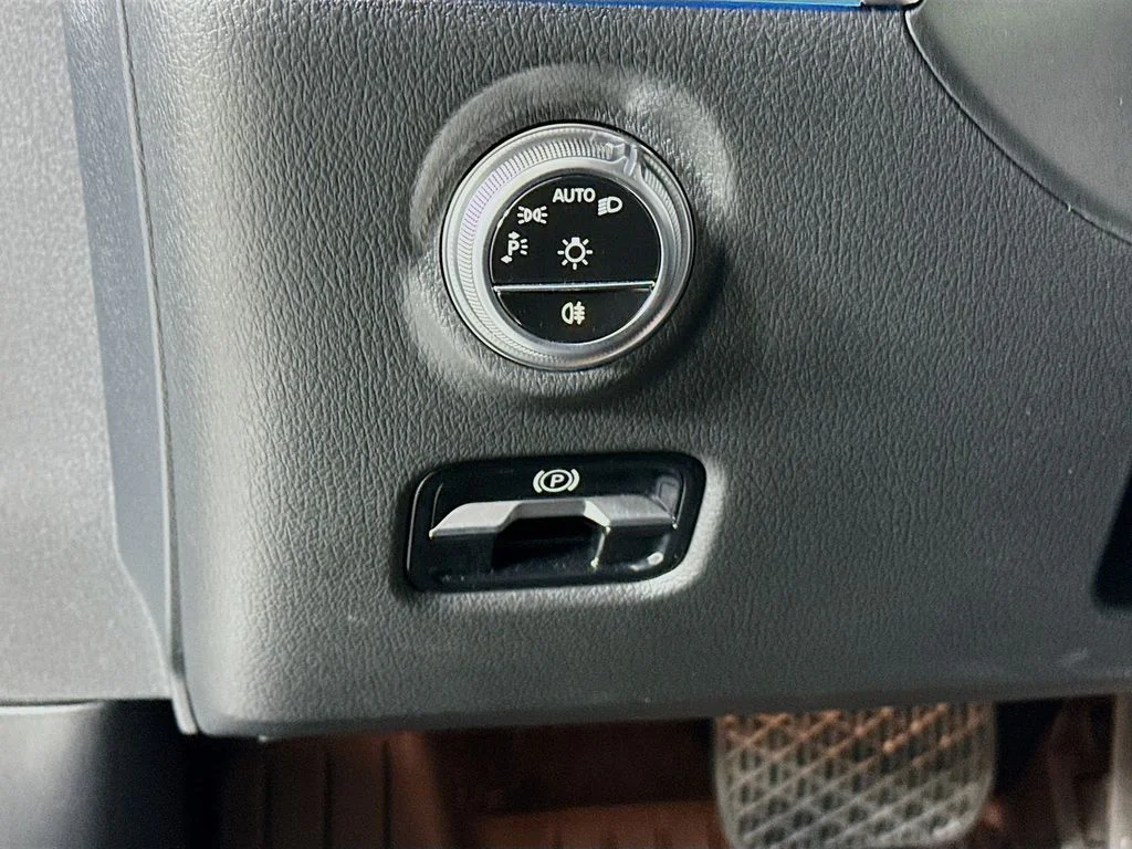 Used 2025  Mercedes-Benz C 300 image 10