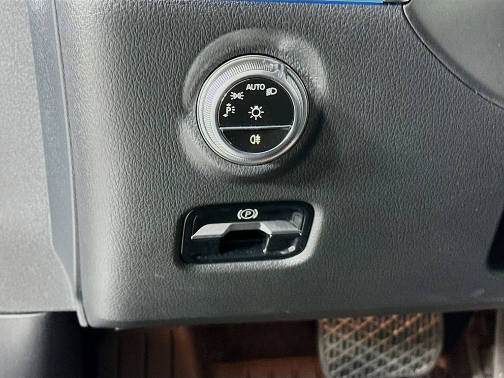 Used 2025 Silver Mercedes-Benz C 300 image 10