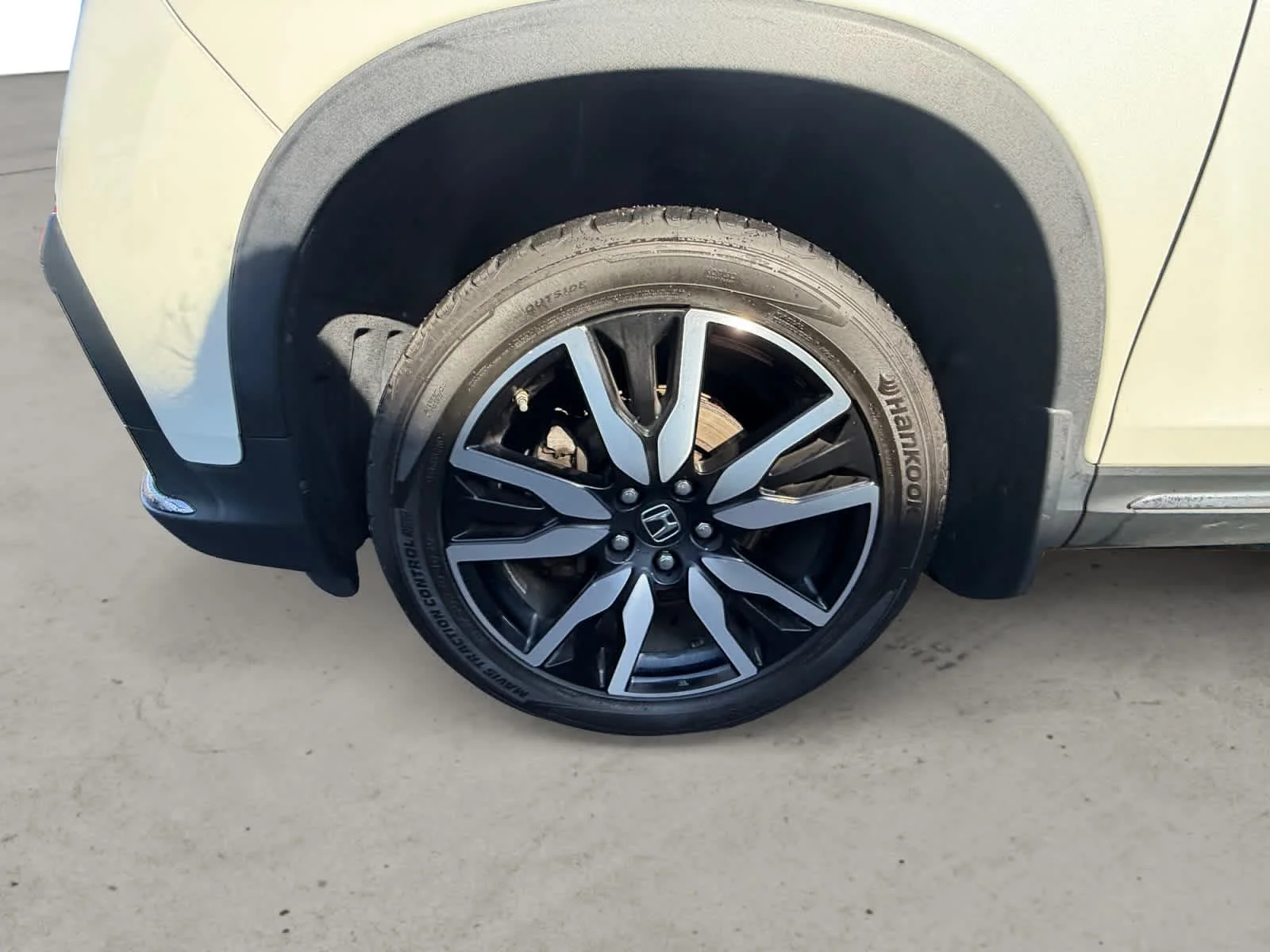 Used 2019 White Diamond Pearl Honda Touring 7-Passenger image 12