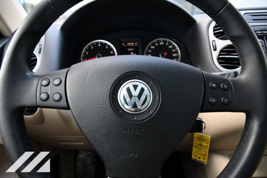 Used 2010  Volkswagen SE image 15