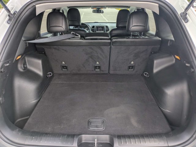 Used 2019 White Jeep Latitude Plus image 12