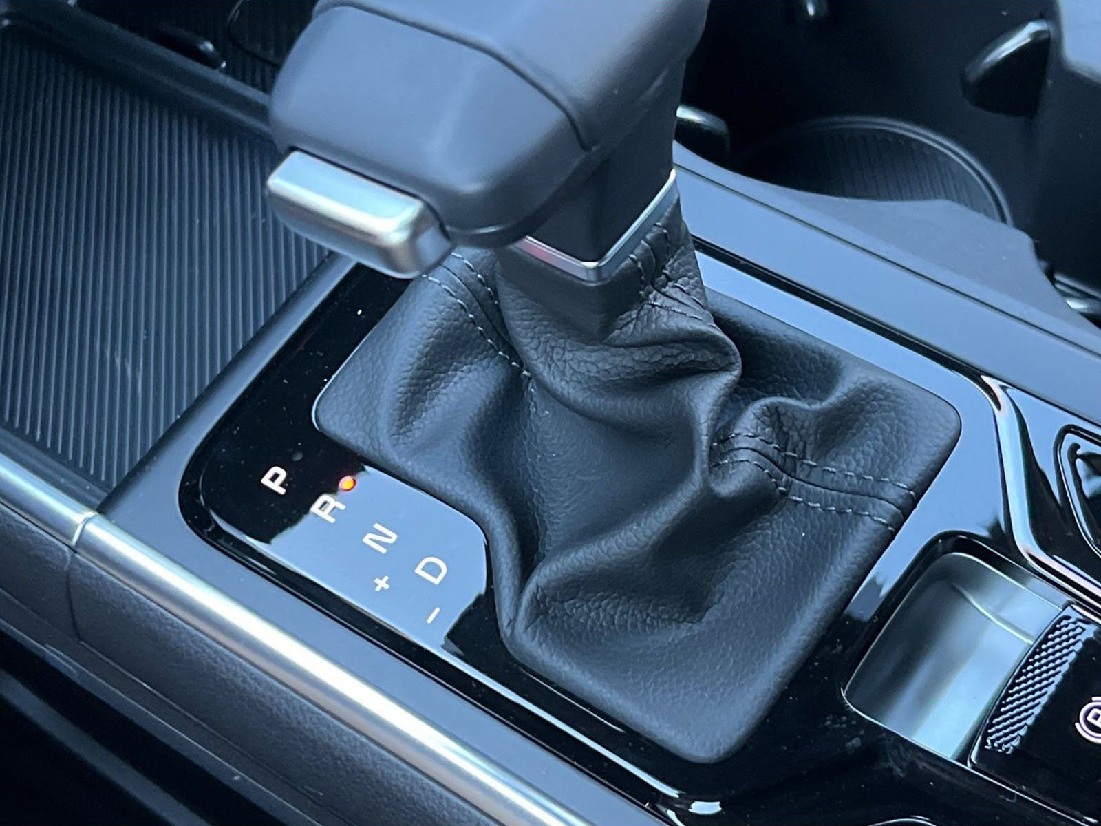 2025 Kia Carnival SX - Photo 24