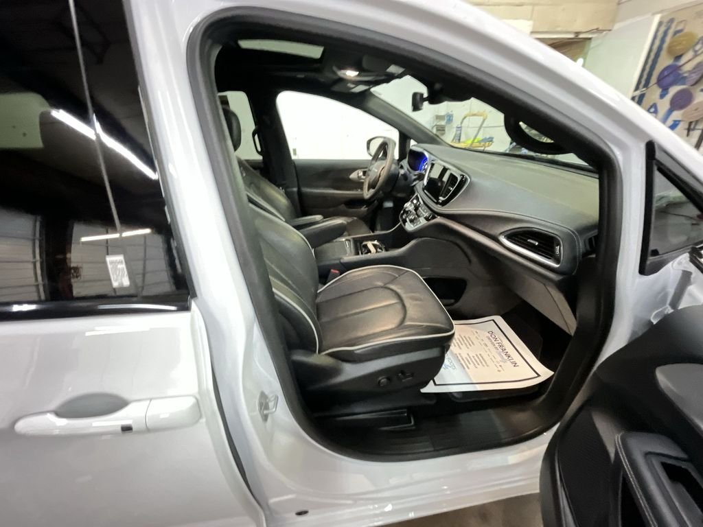Used 2025 White Chrysler Limited image 26