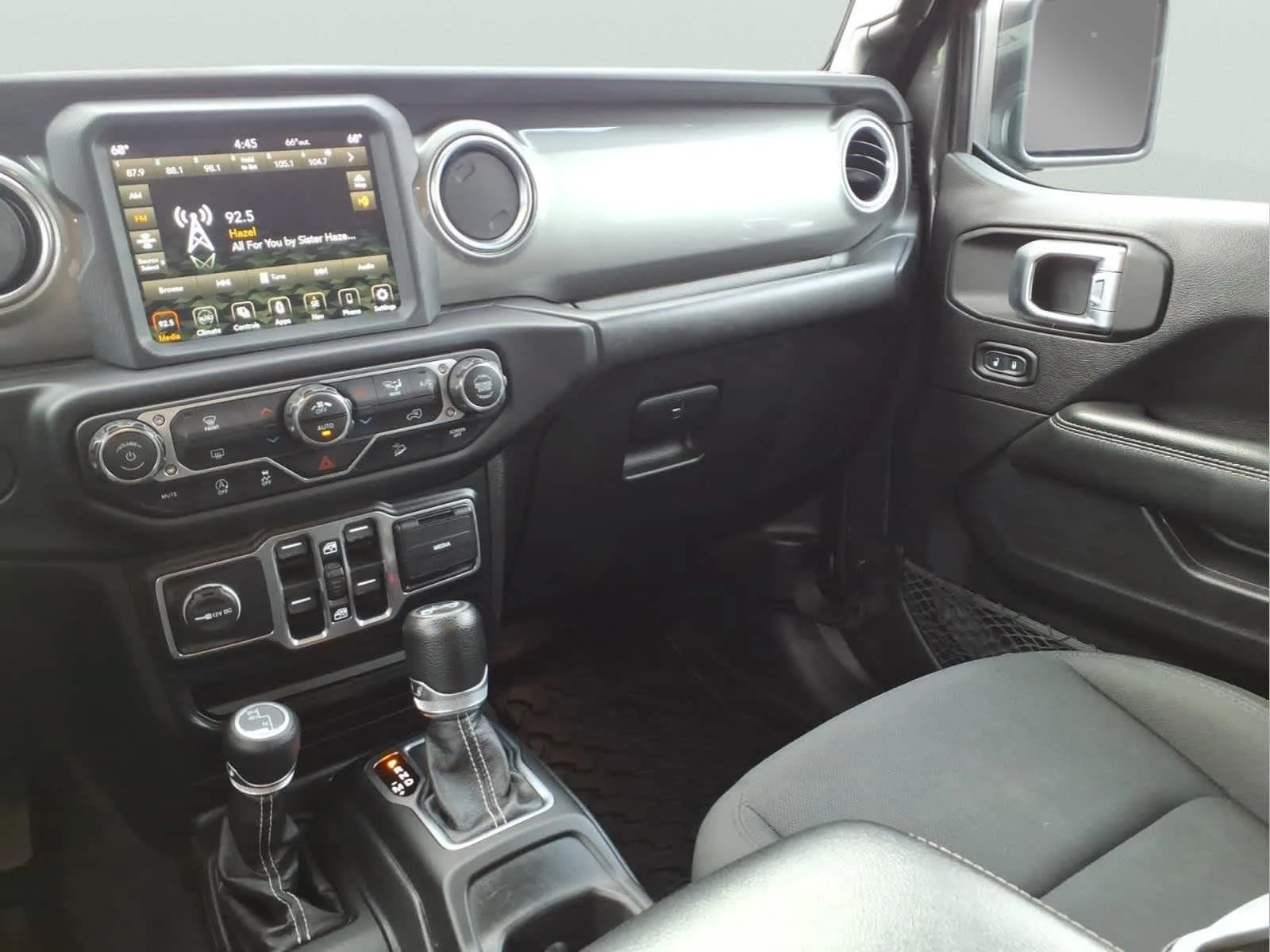 Used 2020 Granite Crystal Metallic Clearcoat Jeep Sahara image 15
