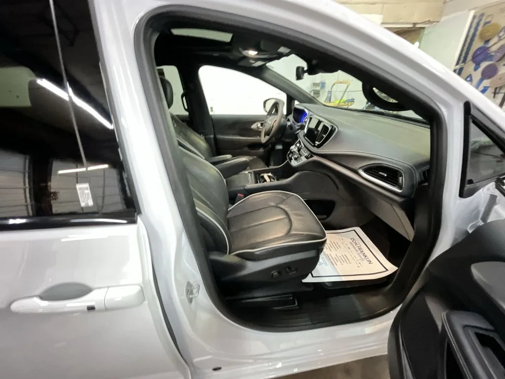 Used 2025 White Chrysler Limited image 26