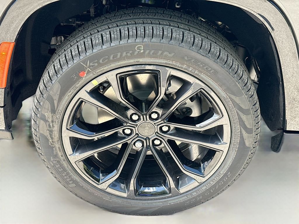 New 2026 Baltic-Gray Metallic Clear-Coat Exterior Paint Jeep Summit Obsidian image 9