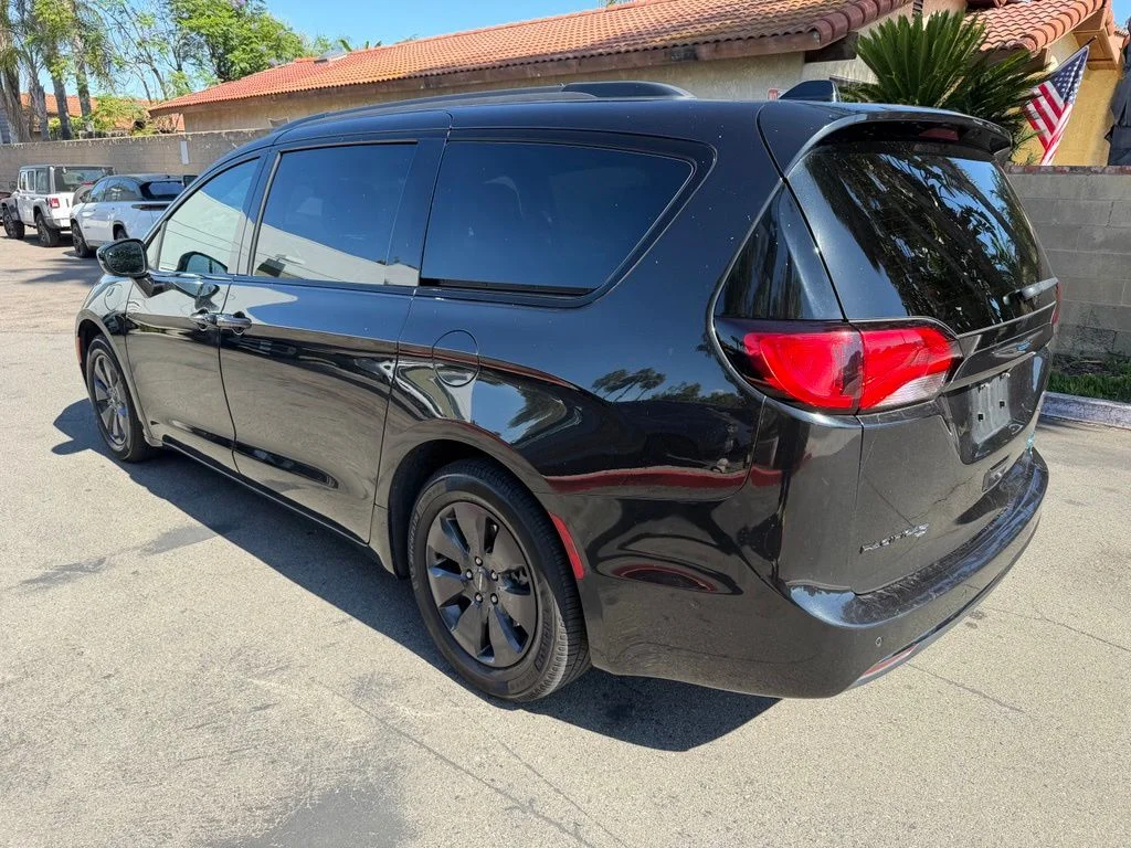 Used 2019 Black Chrysler Limited image 11