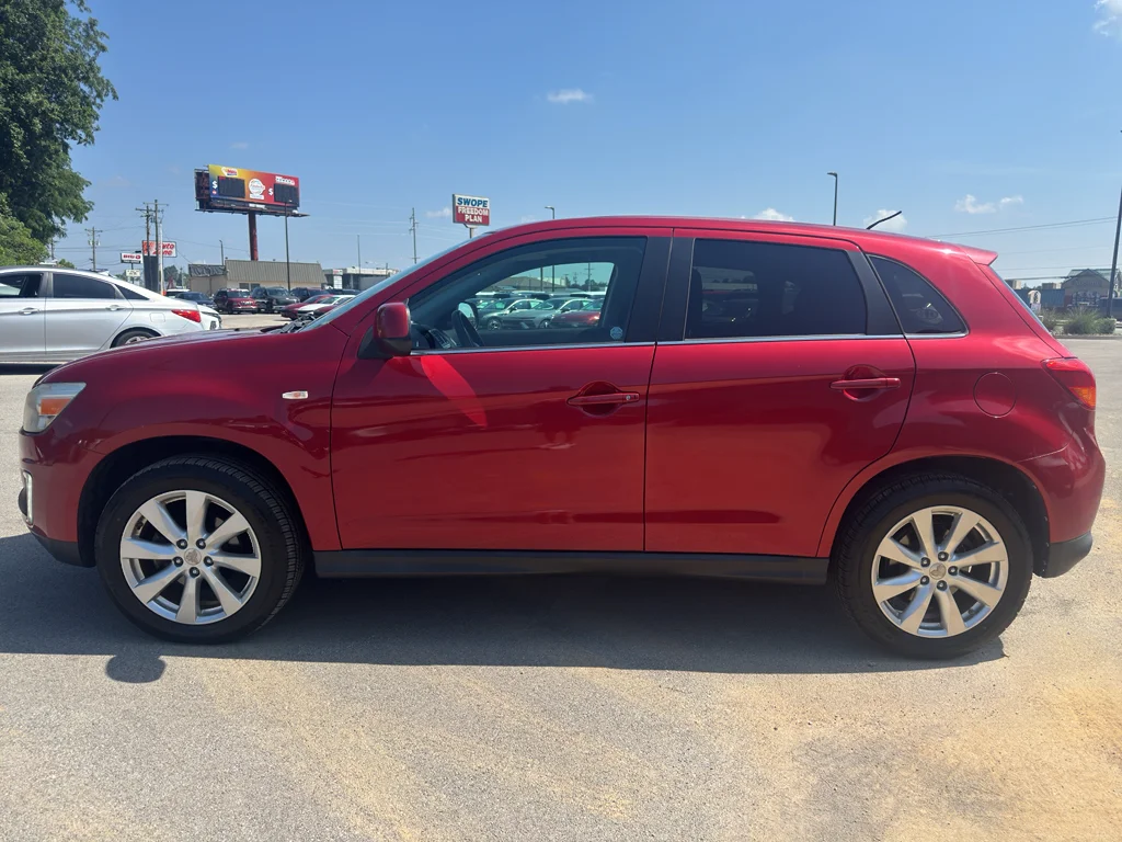 Used 2015  Mitsubishi SE image 6
