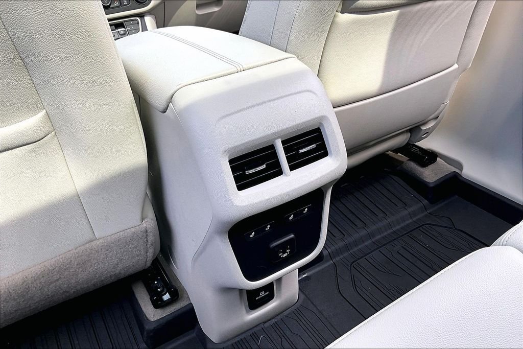 Used 2023 White GMC Denali image 25