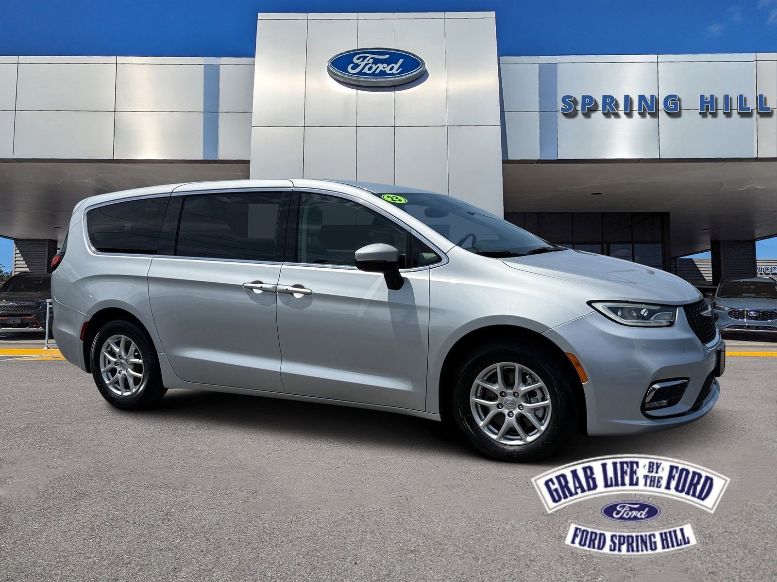 2023 Chrysler Pacifica Touring L's photo