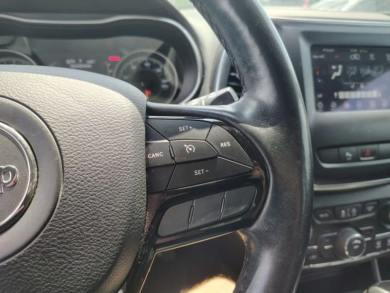 Used 2019 Gray Jeep Latitude Plus image 13