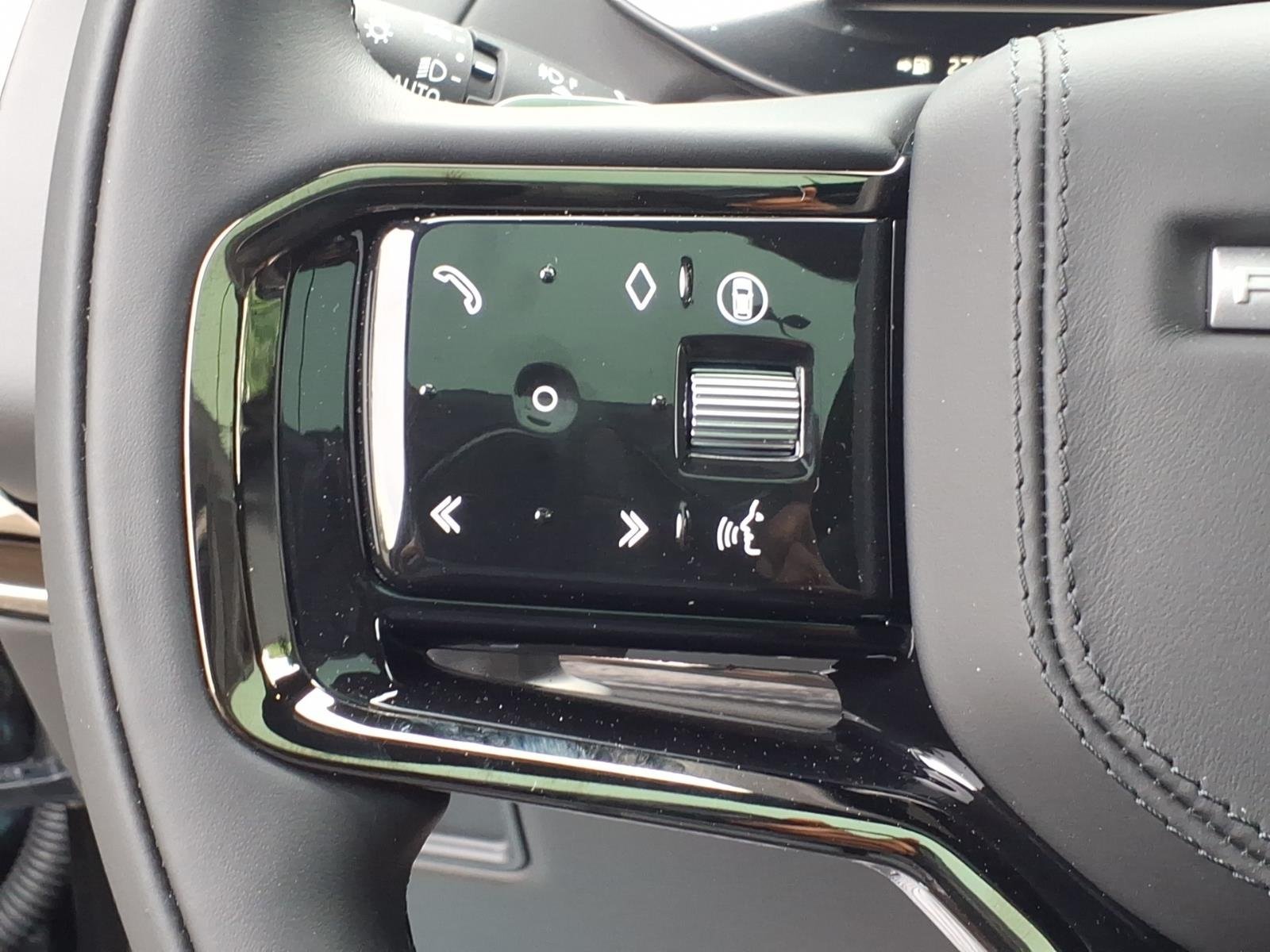 New 2026 Santorini Black LAND ROVER Dynamic SE image 16