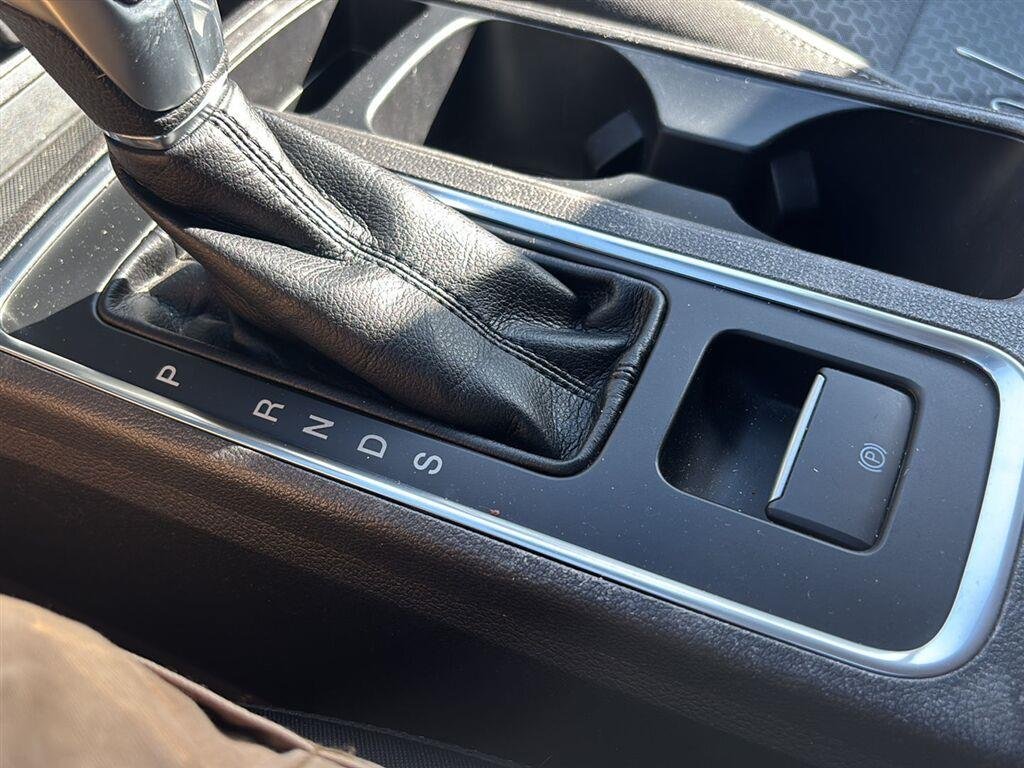 Used 2019 Oxford White Ford SE image 17