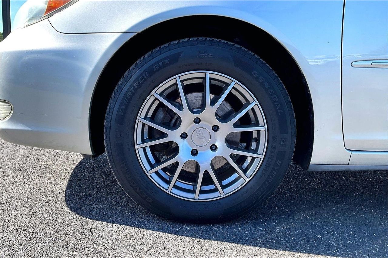 Used 2003 Lunar Mist Toyota XLE V6 image 2