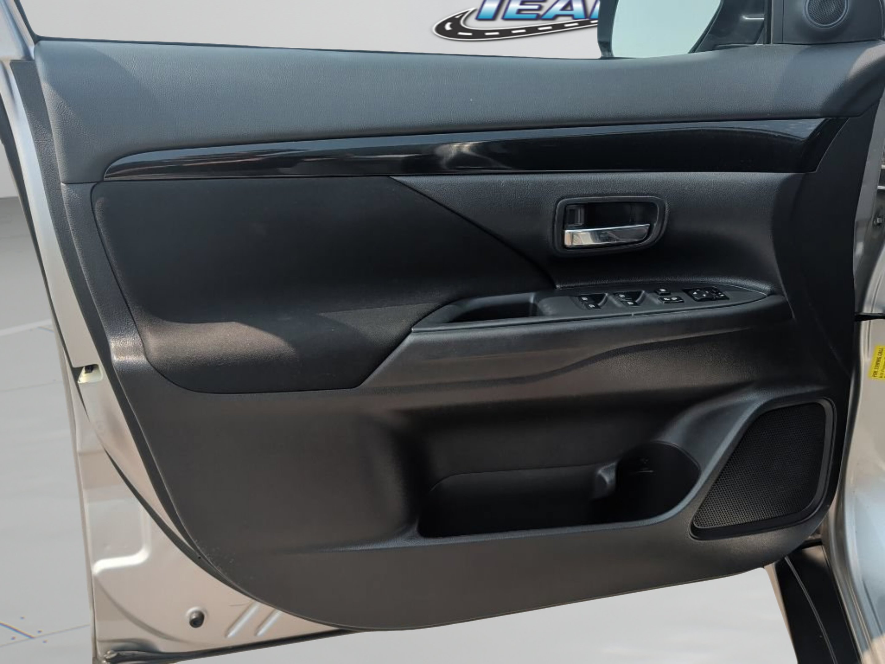 Used 2019 Silver Mitsubishi ES image 16