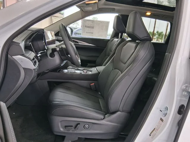 New 2027 RADIANT WHITE INFINITI Pure FWD image 17