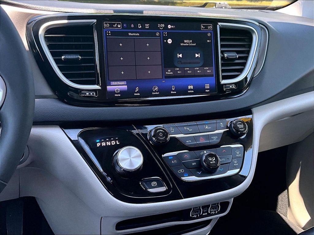 Used 2024 Black Chrysler Touring L image 19