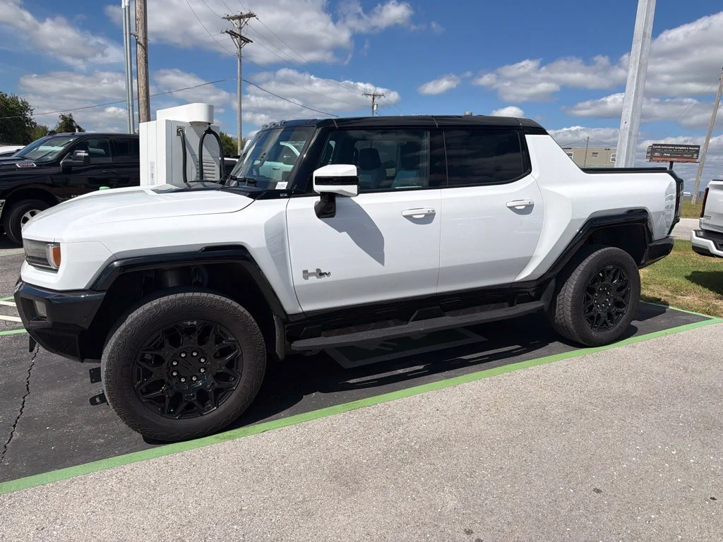 Used 2025 White GMC 2X image 8