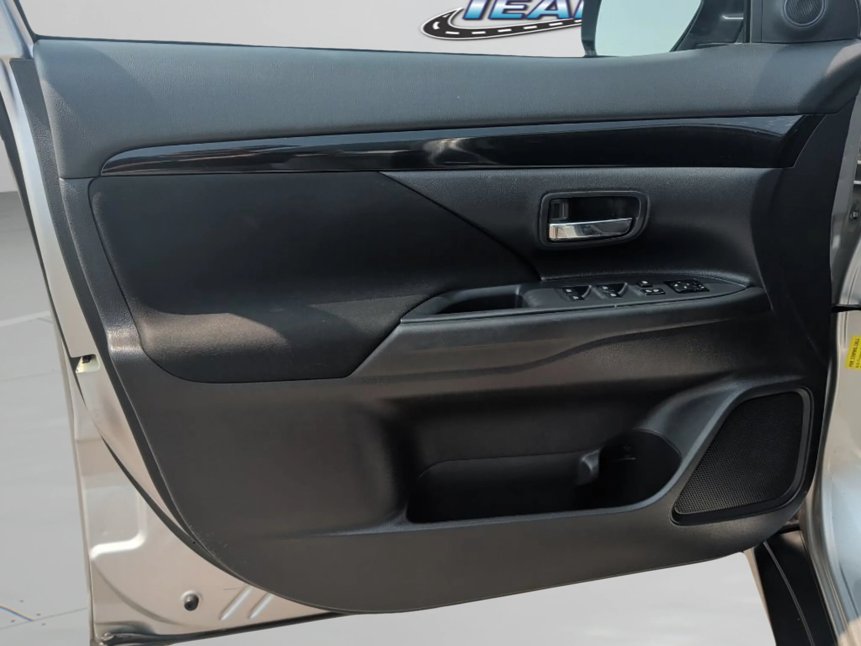 Used 2019 Silver Mitsubishi ES image 16