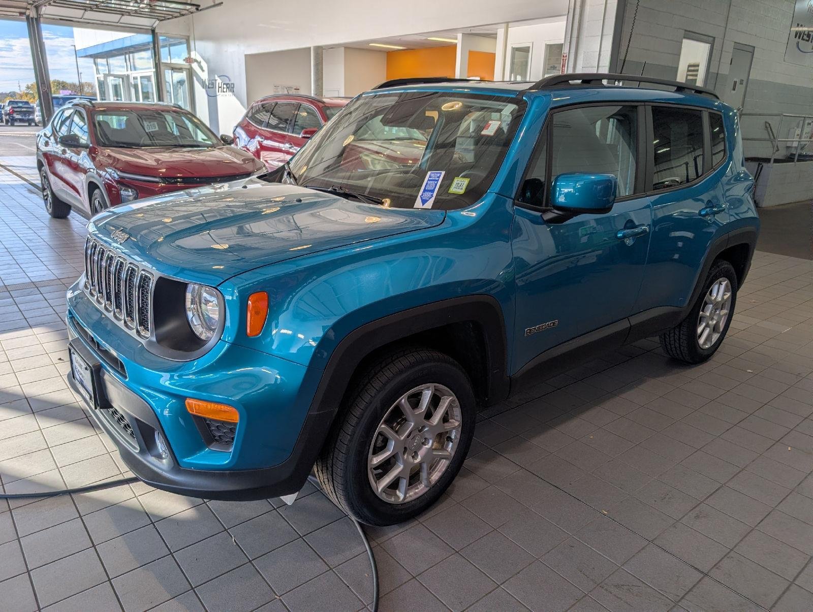 Used 2021 Bikini Metallic Clearcoat Jeep Latitude image 4