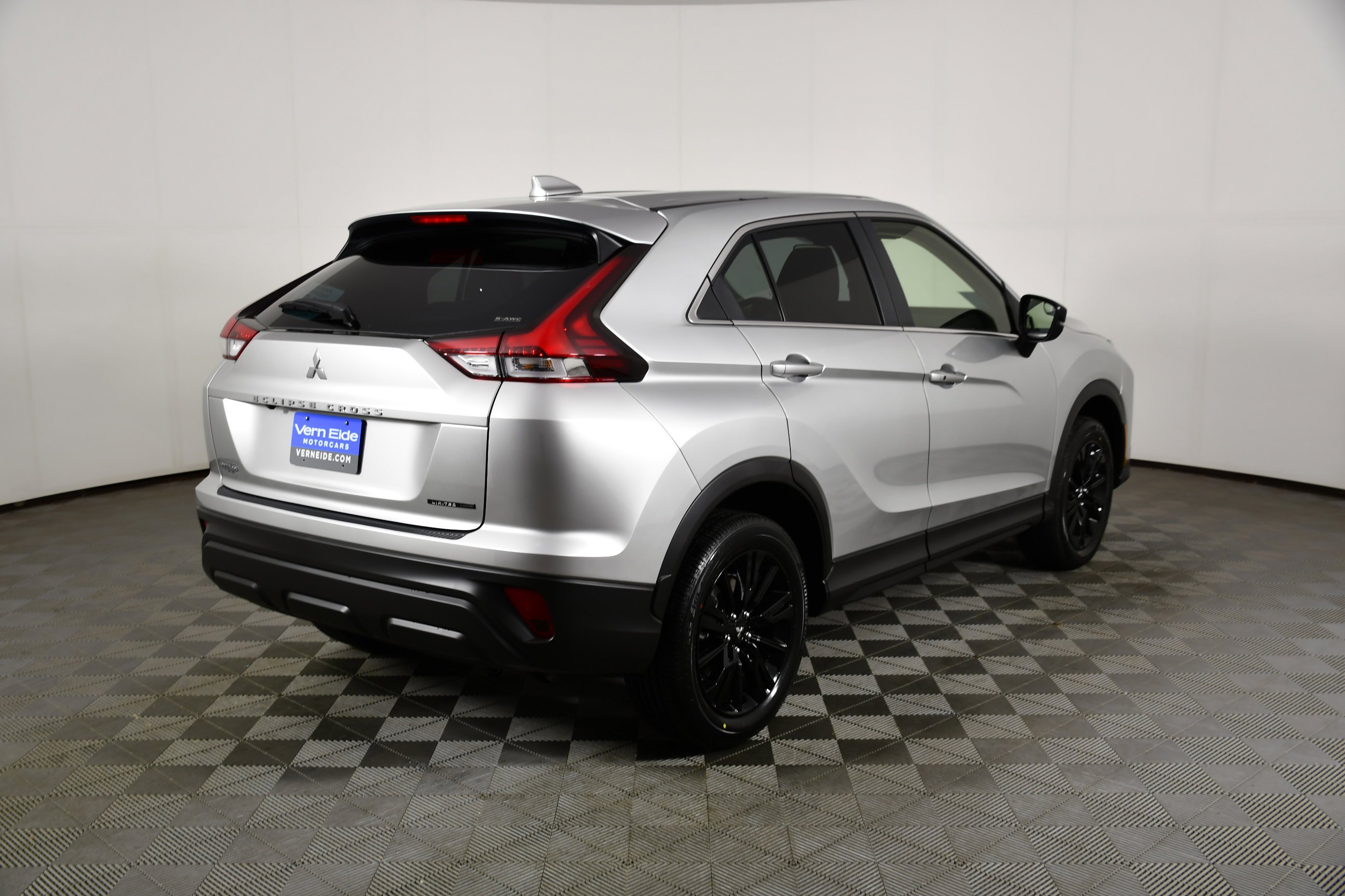 New 2026 Alloy Silver Metallic Mitsubishi LE image 6