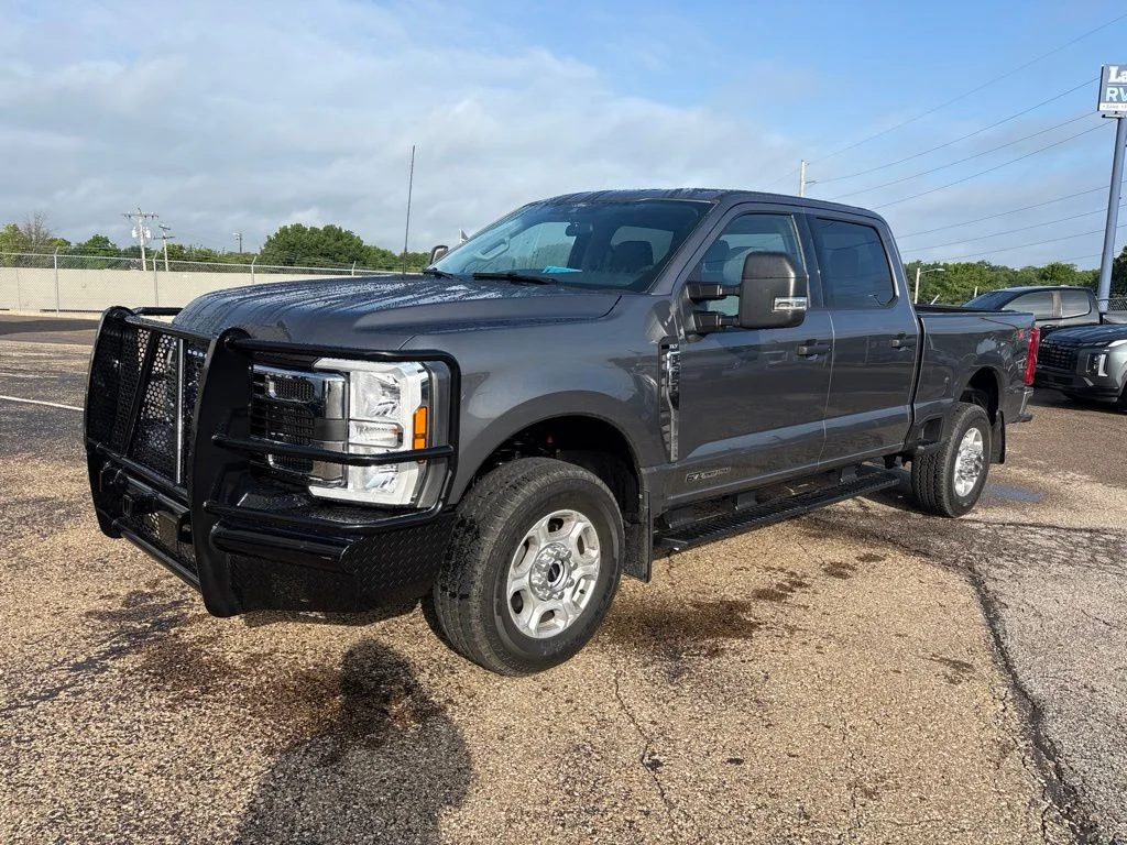 Used 2025 Gray Metallic Ford XLT image 3