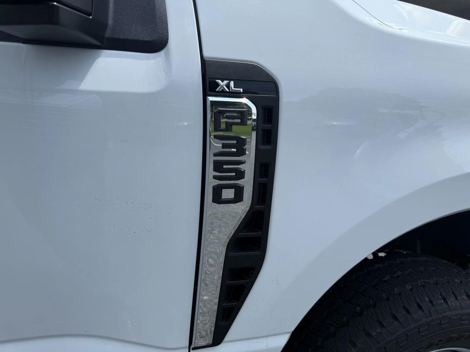 New 2026 Oxford White Ford XL image 14