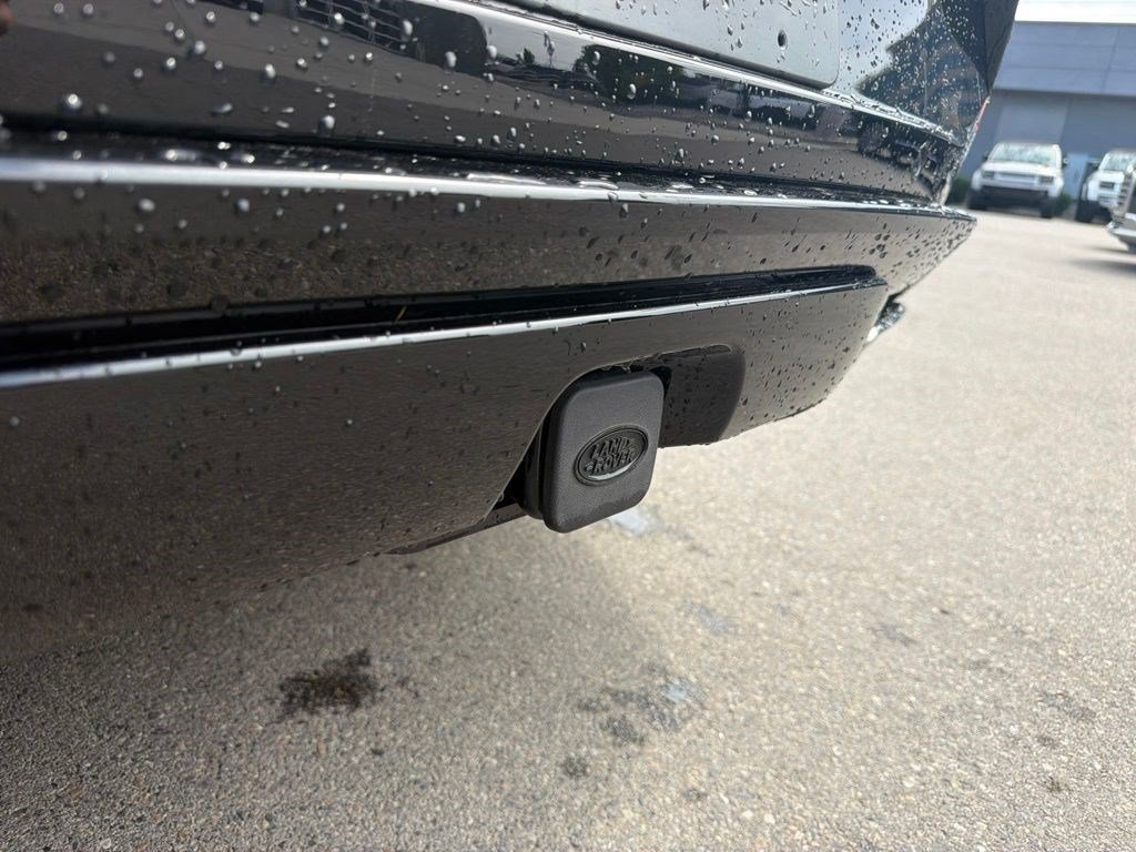 Used 2025 Black Land Rover Dynamic SE image 7
