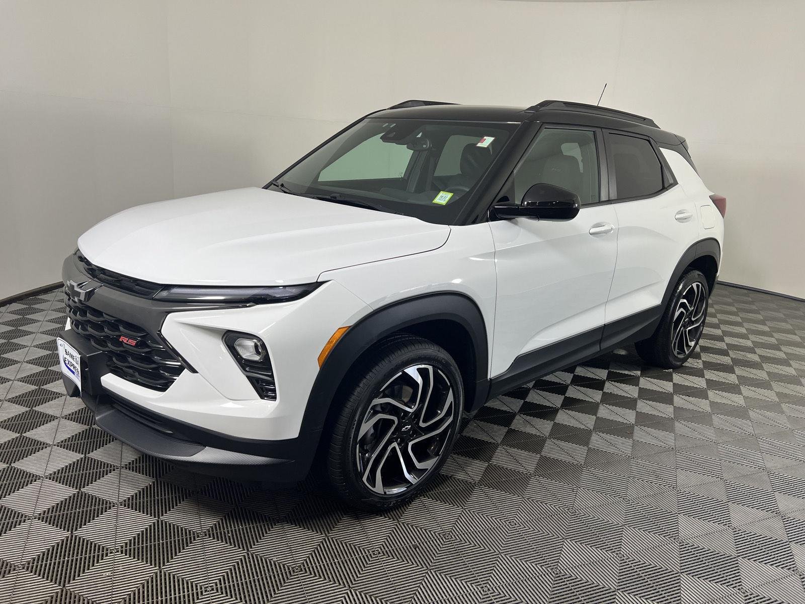Used 2024 Summit White Chevrolet RS image 27